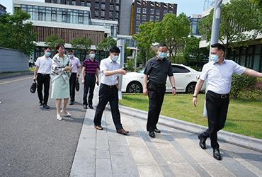 烈日炎炎，領(lǐng)導(dǎo)送信心|閔行區(qū)委委員、區(qū)人民檢察院黨組書記、檢察長胡春健帶隊赴寶開智能開展大走訪、大排查